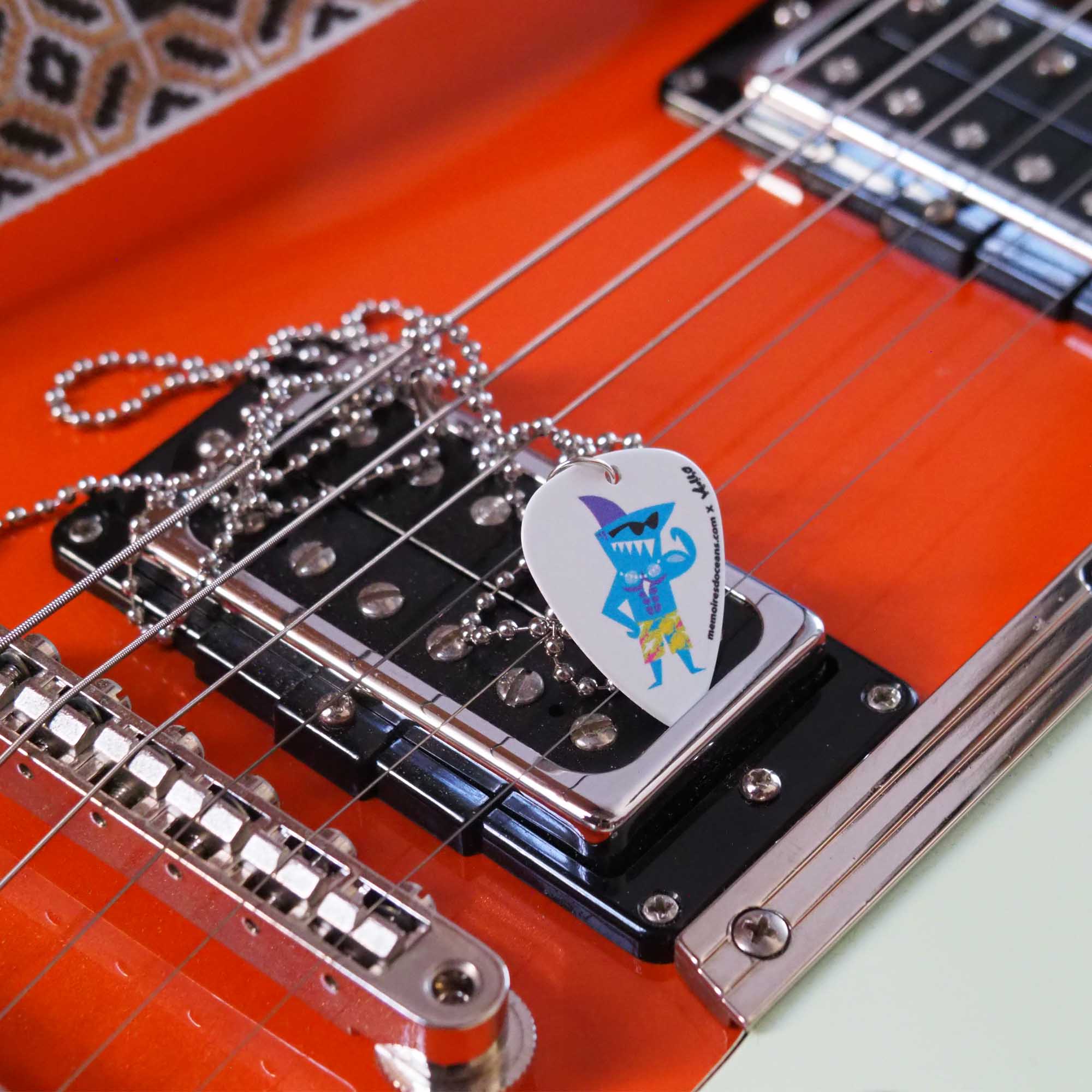 Collier médiator Super Sharks